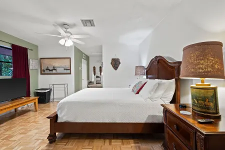 Miami Paradise with Pool Near Haulover Beach and  Aventura Mall. Отели в г. Север Майами