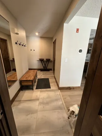 Beautifully remodeled, spacious Frisco condo directly overlooking Lake Dillon.. Отели рядом с достопримечательностью «Walmart»