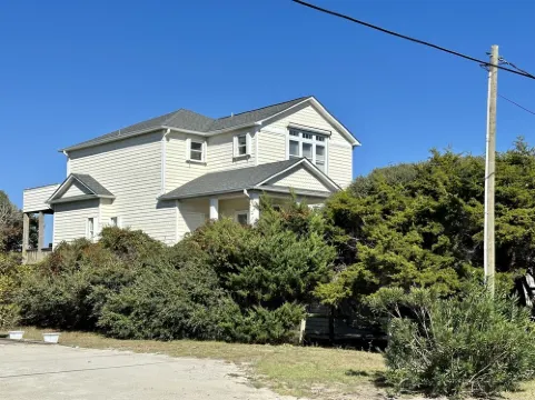 Holy Mackerel -Gorgeous, large home -Ocean view & Sound view -Great for families Hotels in Emerald Isle