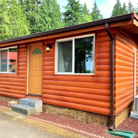 Lake Nahwatzel Resort, Cabin #1, Shared Dock just steps away! Now with WIFI!