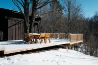 All-season private cottage near skiing, golf, trails + lakes