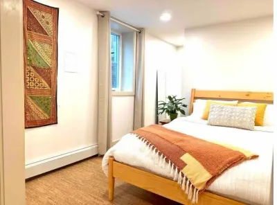 Great location, newly-finished, bright 1-bedroom Hotels near Red Rocks Park