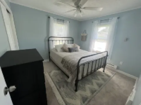 Avon Lake Updated 2 Bedroom Cottage near Lake Erie on Very Quite Wooded Street 埃文萊克酒店