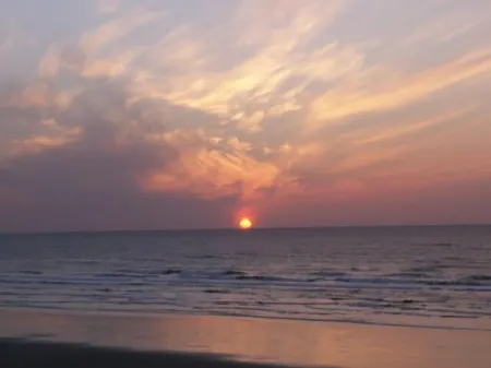 Ocean Wind Retreat, Oceanfront, romantic, ideal for couples, pet friendly Отели рядом с достопримечательностью «Порт оф Ньюпорт - Коммершиал Марина»