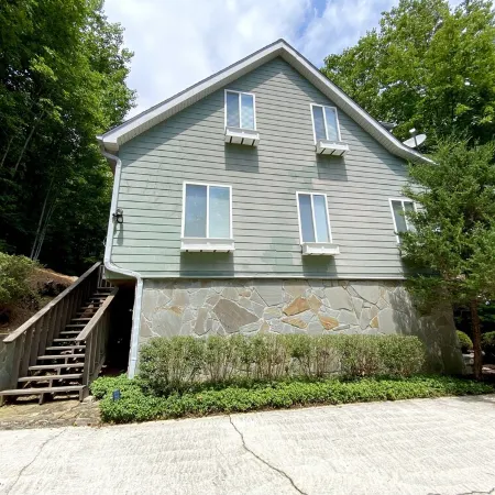 Luxurious Cabin with Stunning Mountain Views and Outdoor Fireplace in Sky Valley