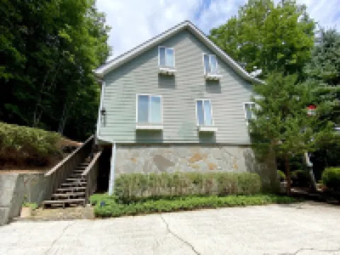 Luxurious Cabin with Stunning Mountain Views and Outdoor Fireplace in Sky Valley