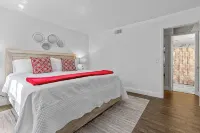 Modern Condo  Walk to Restaurants & Shops, Bike to Beach, Beach Chairs & Bikes