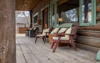 Scout's Rest in Cody - Beautiful Cozy Log Cabin that sleeps 8!