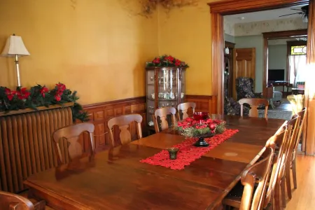Historic Home With Modern Amenities - Great for Families with room for up to 18! Отели в г. Клир Лейк