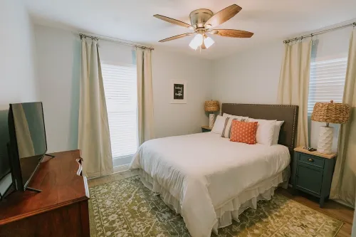 Vacation on Vista close to beach & downtown Ocean Springs! Includes golf cart!