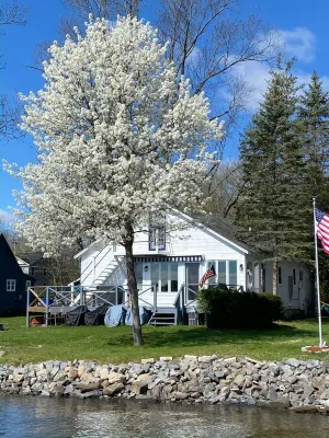 Delightful home on the shores of Saratoga Lake