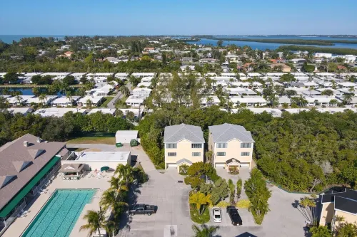 Tennis resort Townhome on longboat key by the Sea. Family and pet friendly