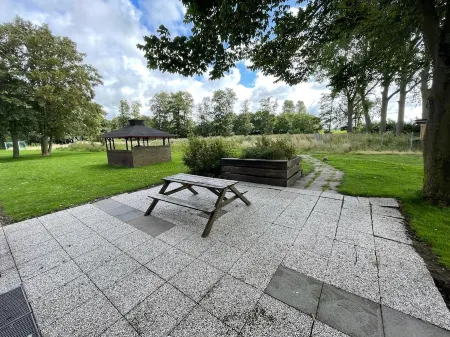 We Can Accommodate up to 15 People, 3000m² Garden, Terrace, Barbecue.