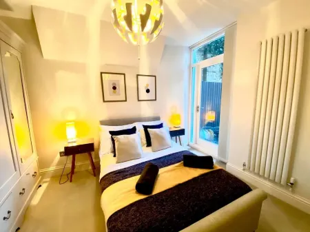 Gorgeous garden flat in Highgate with ping pong table!