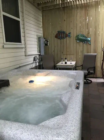 Pet-friendly home with hot tub and located near Seawall. Отели рядом с достопримечательностью «Port Of Galveston»