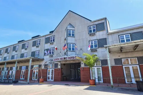 Jellyfish Lookout on Strand- historic neighborhood, local shops and dining