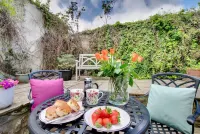 Barbican View, luxury Grade II listed apartment opposite Alnwick Castle Hotels in 