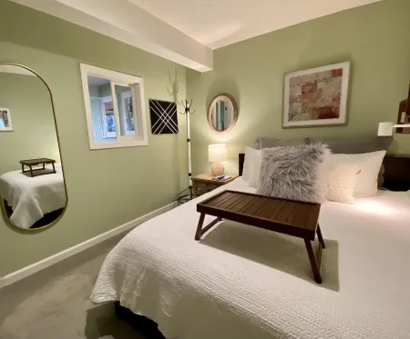 Stylish Seaside Guest House, Walking to Beach Отели рядом с достопримечательностью «Pillar Point Harbor»