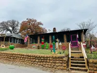 WATER FRONT-HOT TUB- WALKING DISTANCE to main strip. Cobblestone Retreat