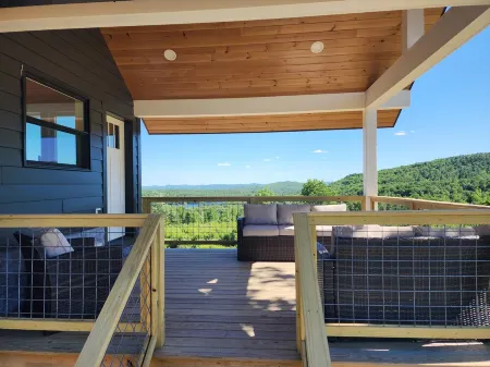 Small cottage house, centered on 100 acres surround by hills, lake, and cattle. Отели в г. Waldo County