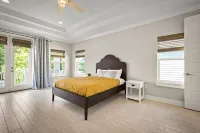 4 blocks from beach! spacious getaway w game room, outdoor kitchen. Kid-friendly - Jacuzzi