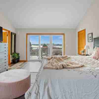 Renovated home w/ breathtaking views of the bay and new hot tub Rooms