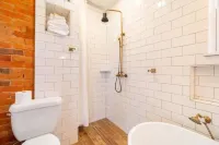 130 Yr Old Whimsical Gem On 1.3 River Front Acres