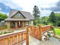 Newly built Luxury 3 bedroom Mountain Chalet in town - Hot tub and Pet Friendly!
