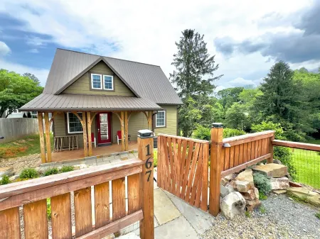 Newly built Luxury 3 bedroom Mountain Chalet in town - Hot tub and Pet Friendly! Отели рядом с достопримечательностью «Lake Tahoe»