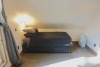 Romantic Mt. Hood Streamside Retreat, Hot Tub, BBQ, Fast WiFi. Pets Welcome, Ski