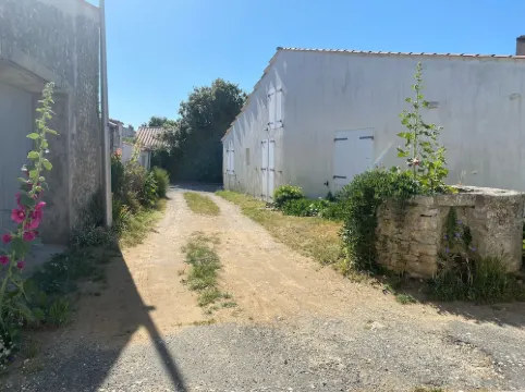 Typical single-storey L-shaped house in the heart of old CHAUCRE