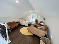 Treasure Lake Home, hot tub, partial Lake view and walking distance to beach