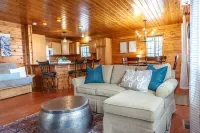 Cozy Clean Waterfront Cabin on Sugar Lake - Ice Fishing, Ski/Snowboard Nearby