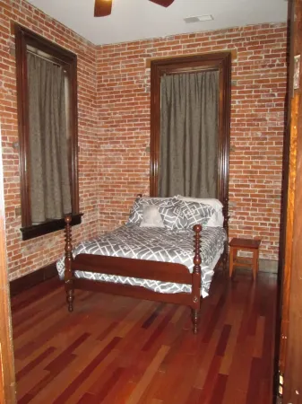 Modern meets Historic, Natural Lighting + High Ceilings, Near Metro Отели в г. Сент-Клэр