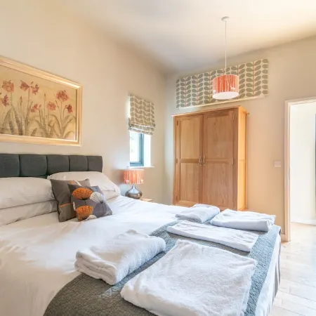 Hillside Lodge - sleeps 4/10  with wood burner and private hot tub
