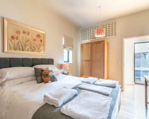 Hillside Lodge - sleeps 4/10 with wood burner and private hot tub Hotels in Cheddar