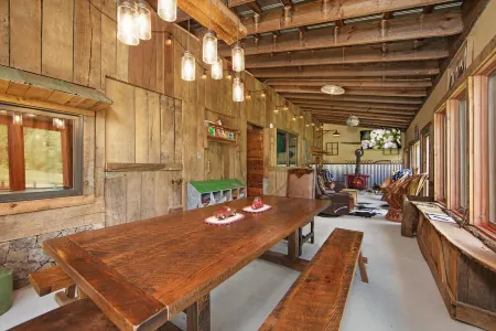 HOT Tub! Hiking, Pool Table, Rustic Getaway, Views, Relax, Pets