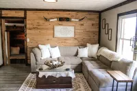 Friendly City Stay! HOT TUB, NEW LISTING!