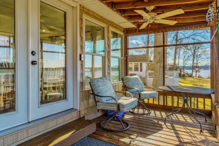 READY TO RELAX?  Lake front house w/ beautiful Sunsets on Lake Greenwood