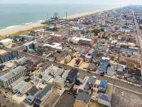 Upscale and Cozy Ocean Block Home w/ Free Parking, BBQ, Patio, Outdoor Shower - 3-Star