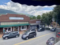 Main Street Retreats 106 - 2 BR Downtown Apt. 106