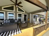 New Lakefront Home-Private Dock on Open Deep Water in Convenient Loc Cul de Sac - 民宿