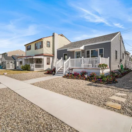 Beach Bungalow -- 1.5 Blocks to Beach!
