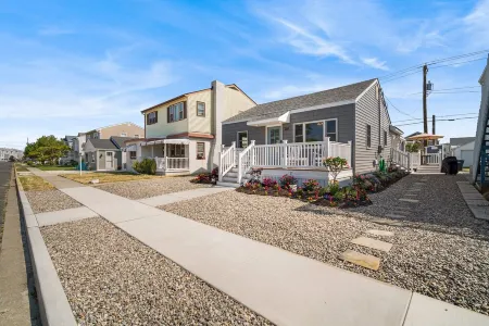 Beach Bungalow -- 1.5 Blocks to Beach!