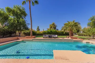 Spacious Glendale Home, 5-bedrooms on golf course, Sleeps 12, pets welcome Hotel a Deer Valley