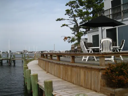 Gorgeous Waterfront Home with Spectacular Views! Book Your Getaway Now! Отели рядом с достопримечательностью «JCPenney»