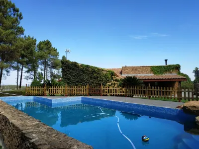 Casa Rural Sierra de Aguafría. Finca El Robledillo for 8 people Hotels near Hide el venero de los rabilargos