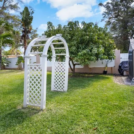 Dunedin Lux 5Br Villa w/Heated Saltwater Pool & Spa, Patio, Putting Green & BBQ