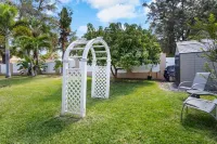 Dunedin Lux 5Br Villa w/Heated Saltwater Pool & Spa, Patio, Putting Green & BBQ Hotels near 7-Eleven