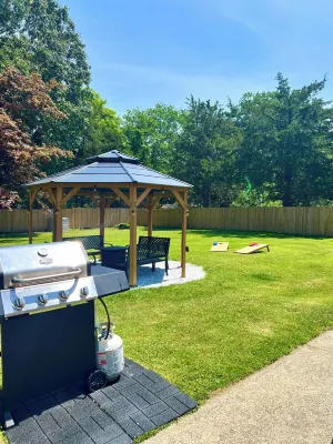 Hot Tub & Cloud Ceiling House Hotels in Montville